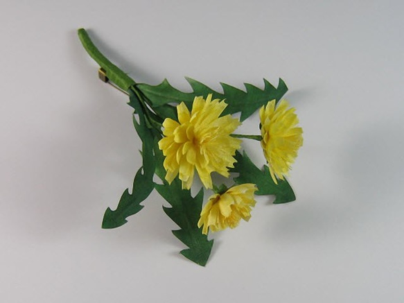 手染めの布花のタンポポ (蒲公英)のコサージュ 3枚目の画像