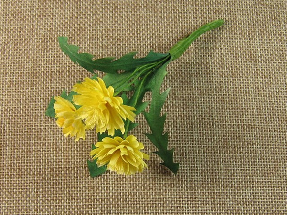手染めの布花のタンポポ (蒲公英)のコサージュ 4枚目の画像