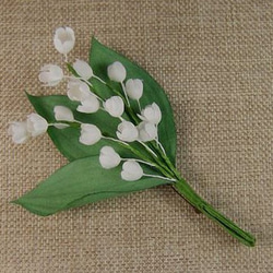 手染めの布花のスズラン(鈴蘭)のコサージュ 1枚目の画像