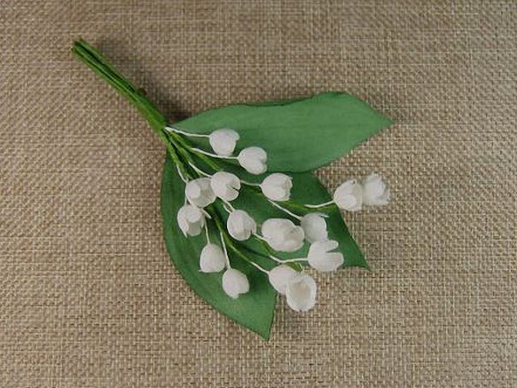 手染めの布花のスズラン(鈴蘭)のコサージュ 2枚目の画像
