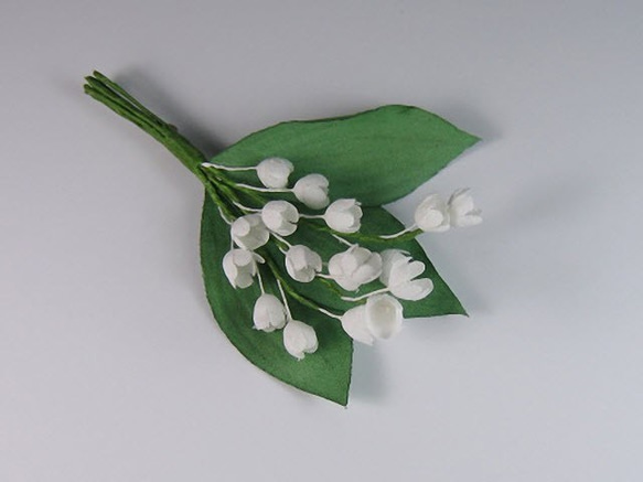 手染めの布花のスズラン(鈴蘭)のコサージュ 3枚目の画像