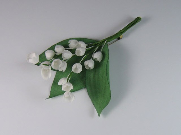 手染めの布花のスズラン(鈴蘭)のコサージュ 4枚目の画像
