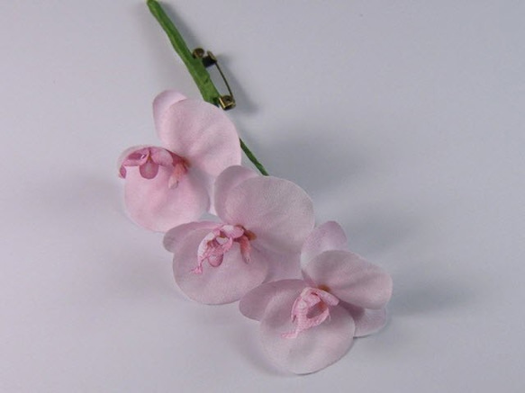 手染めの布花 ピンクの胡蝶蘭 (コチョウラン)のコサージュ