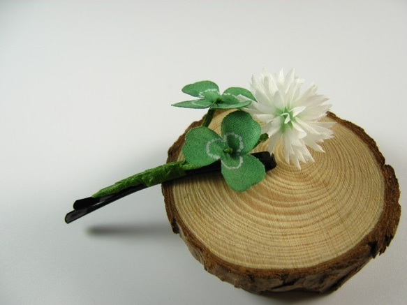 手染めの布花  白詰草（シロツメクサ）＆四葉のクローバーのヘアピン 4枚目の画像