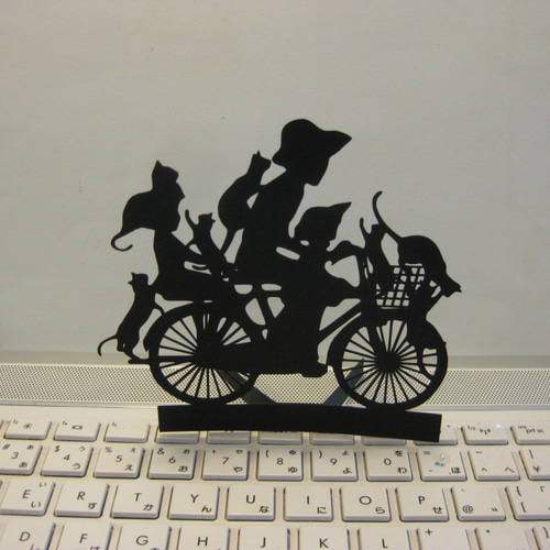 自転車とパズルピースのアート作品 切り絵 立つ切り絵 自転車で猫と引越し 切り絵 切り絵屋きりの介 通販