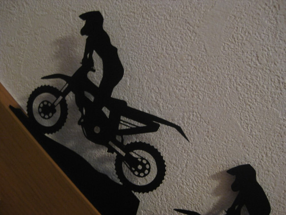 立つ切り絵　オフロードバイク　壁飾りにも 3枚目の画像