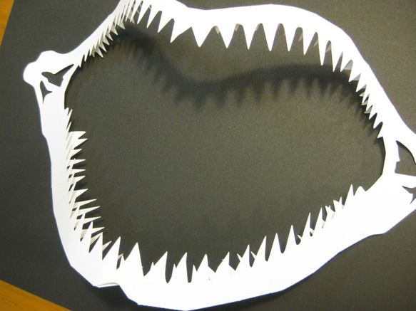 飛出す切り絵　サメの歯と顎骨　壁飾りにも 2枚目の画像