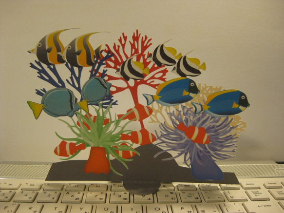立つ切り絵　熱帯魚群れ　壁飾りにも 1枚目の画像