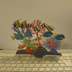立つ切り絵　熱帯魚群れ　壁飾りにも 2枚目の画像