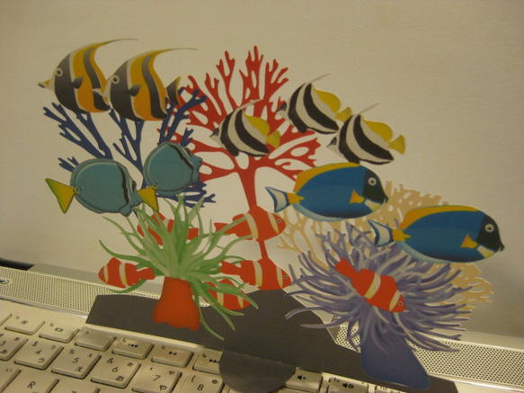 立つ切り絵　熱帯魚群れ　壁飾りにも 3枚目の画像