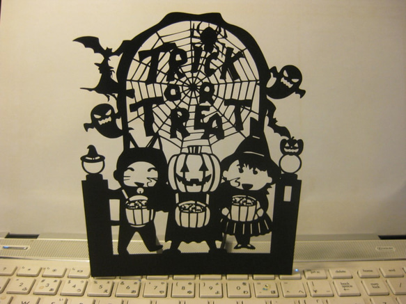 立つ切り絵 　ハロウィン　「Trick or Treat」 1枚目の画像