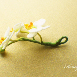 幸福が飛んでくる、レース糸で編んだ胡蝶蘭のネックレス(白) 2枚目の画像