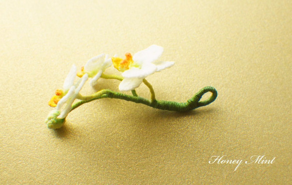 幸福が飛んでくる、レース糸で編んだ胡蝶蘭のネックレス(白) 2枚目の画像