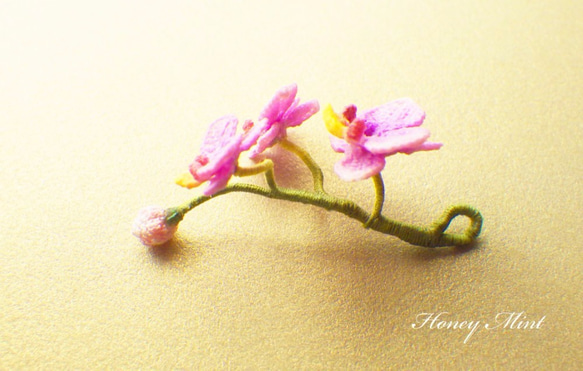幸福が飛んでくる、レース糸で編んだ胡蝶蘭のネックレス(ピンク) 2枚目の画像