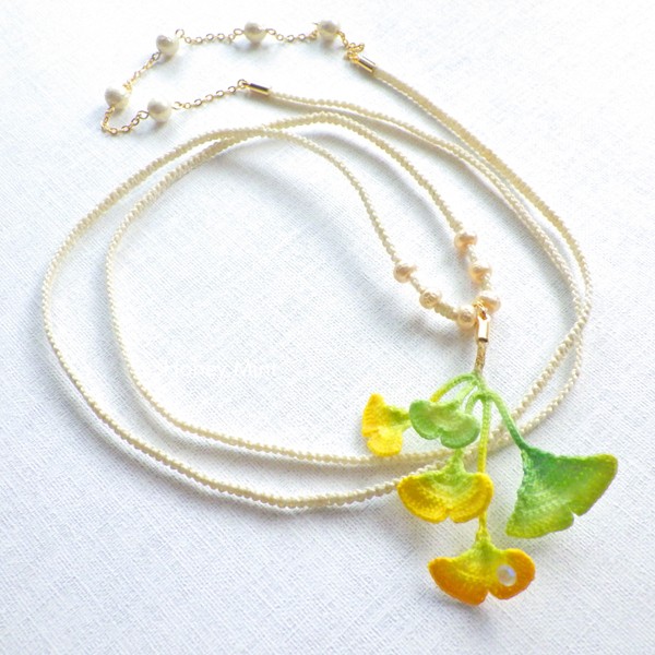 レース糸で編んだ、秋の銀杏のペンダント【受注制作】