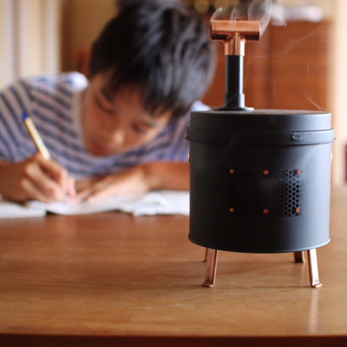 【新品　未使用】薪ストーブ型 蚊取り線香 ホルダー 小さくてカワイイ薪ストーブ型蚊取り線香ホルダー！見た目だけ