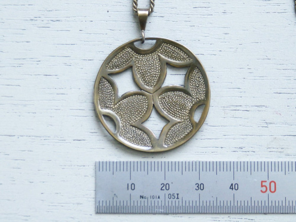 陰三つ割梔子紋 真鍮ペンダント 6枚目の画像