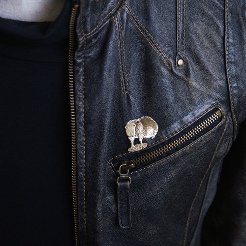 見つめてくるカピバラ 真鍮製ピンバッジ 徽章 麓眩 - Rockgen