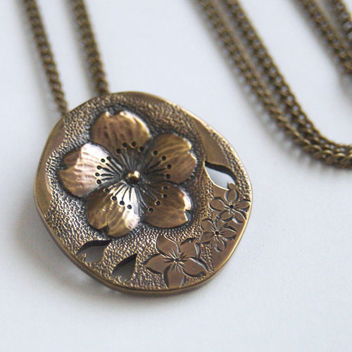 アンティーク 真鍮 透かし彫り ネックレス アンティーク 真鍮 透かし彫り ネックレス