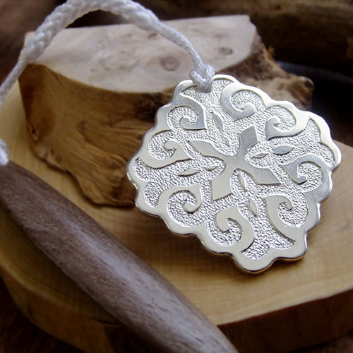 アイヌ文様アレンジ 彫金 シルバー帯飾り 根付 帯留め 麓眩 - Rockgen