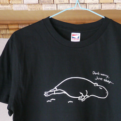 眠りカピT カピバラのTシャツ メンズサイズ  カピバラグッズ♪ 1枚目の画像