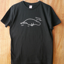 眠りカピT カピバラのTシャツ メンズサイズ  カピバラグッズ♪ 2枚目の画像