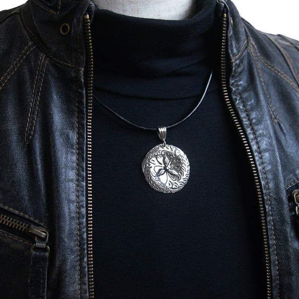 左り三藤巴 家紋モチーフ 彫金 シルバーペンダントネックレス