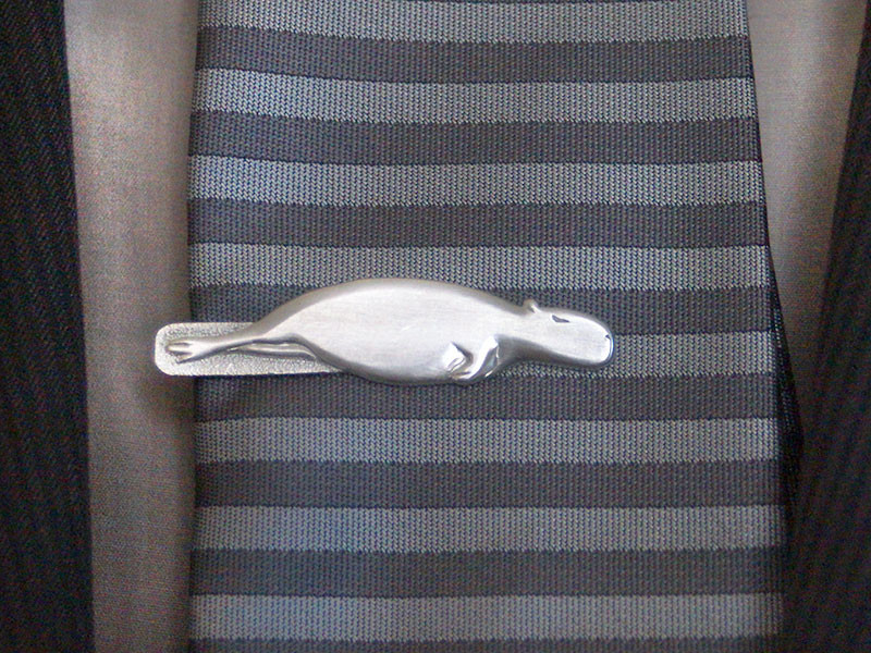 【受注生産】寝カピタイピン　カピバラのシルバータイピン