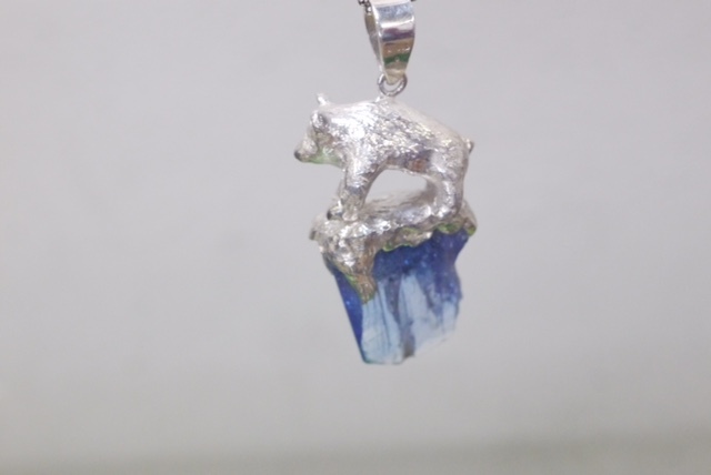 【1点もの】A lovely bear on the tanzanite 　〜くまもん出現？〜