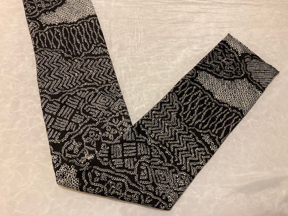 着物リメイク  黒の絞りのスカーフ 2枚目の画像