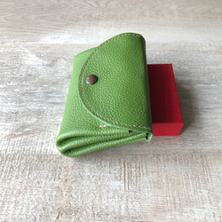 グリーンの革のお財布　(ピンクのファスナー) 2枚目の画像