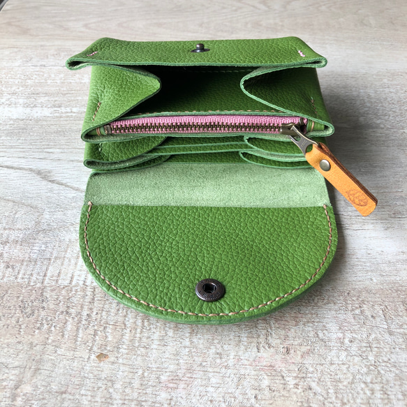 グリーンの革のお財布　(ピンクのファスナー) 4枚目の画像