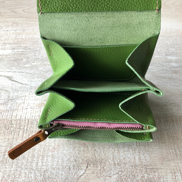 グリーンの革のお財布　(ピンクのファスナー) 6枚目の画像