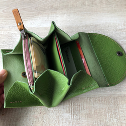 グリーンの革のお財布　(ピンクのファスナー) 7枚目の画像