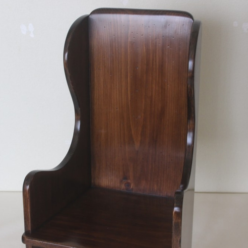 大切なお人形、ぬいぐるみのための椅子。 ウィングバックドールチェア