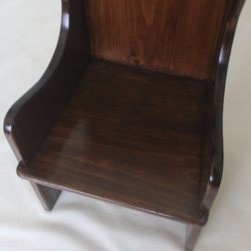 大切なお人形、ぬいぐるみのための椅子。 ウィングバックドールチェア