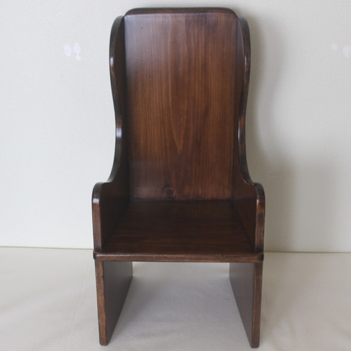 大切なお人形、ぬいぐるみのための椅子。 ウィングバックドールチェア