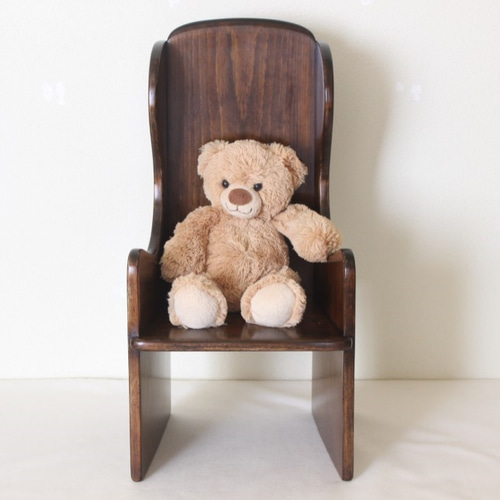 お気に入りのお人形やぬいぐるみのための椅子です ウィングバック
