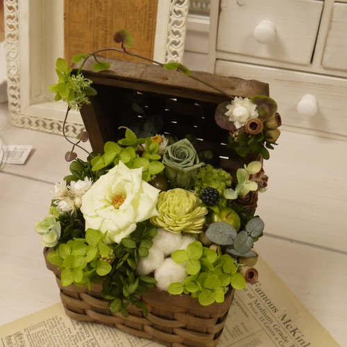 ﾌﾟﾘｻﾞｰﾌﾞﾄﾞﾌﾗﾜｰｱﾚﾝｼﾞﾒﾝﾄ ふた付ﾊﾞｽｹｯﾄ アートフラワー 花と 通販