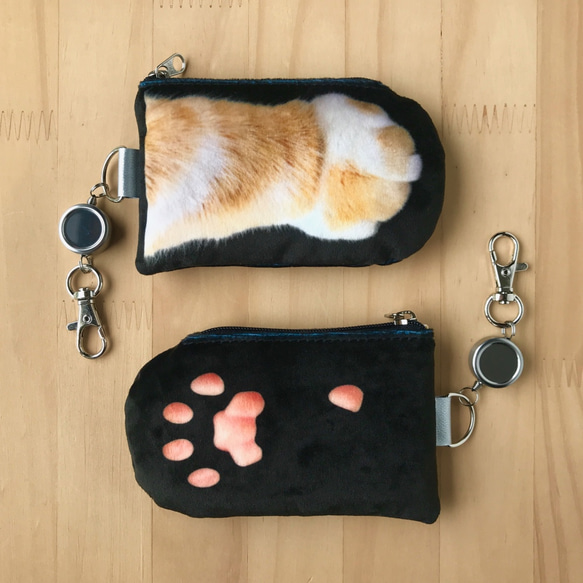 猫手でタッチ！Cat Paw パスケース_フワフワ_Orange & White 1枚目の画像