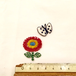 手刺繍風 ピンク花×蝶　ワッペン　[WA065] 2枚目の画像