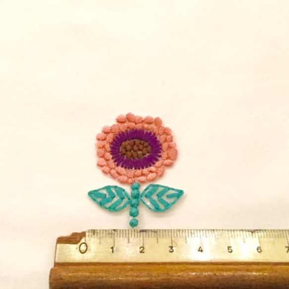 手刺繍風 お花ワッペン(ピンク)[WA069] 2枚目の画像