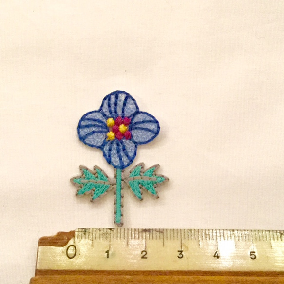 手刺繍風 お花ワッペン(水色×青)[WA073] 2枚目の画像