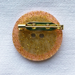 アクリルボタン　ブローチ　ピンク縁×金ラメ [FS006] 4枚目の画像