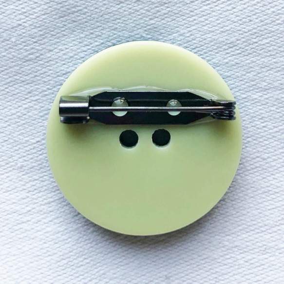 アクリルボタン　ブローチ　深緑縁×うすイエロー [FS010] 4枚目の画像