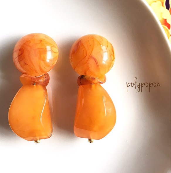 【再販】イタリア製インポートビーズの大ぶりイヤリング（オレンジ） 1枚目の画像