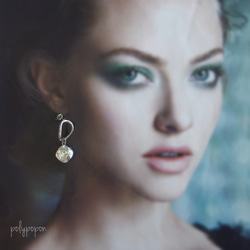 【SALE・チタンピアスのみ】ウェーブフープとスワロフスキーのチタンピアス（シルバー×クリスタルパティナ） 7枚目の画像