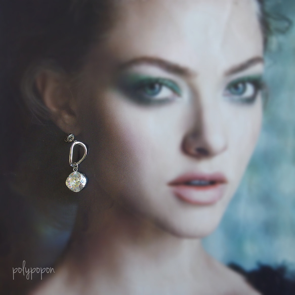 【SALE・チタンピアスのみ】ウェーブフープとスワロフスキーのチタンピアス（シルバー×クリスタルパティナ） 7枚目の画像