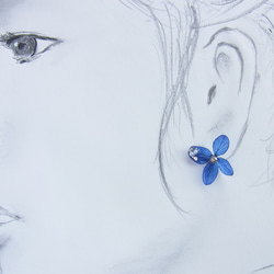 紫陽花のビジュー 紺青色 イヤリングorピアス 3枚目の画像