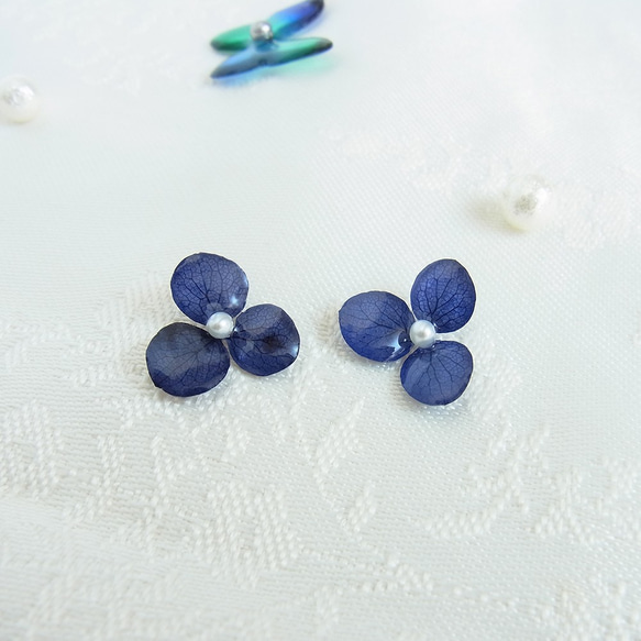 ピュアな紫陽花と淡水真珠 ピアスorイヤリング　ネイビー 2枚目の画像